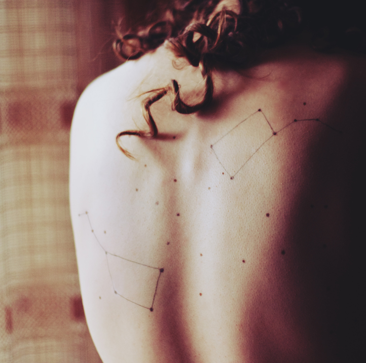 LAURA MAKABRESKU