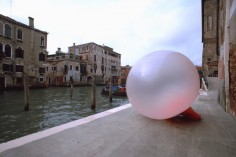 SIMONE DECKER chewing in venice