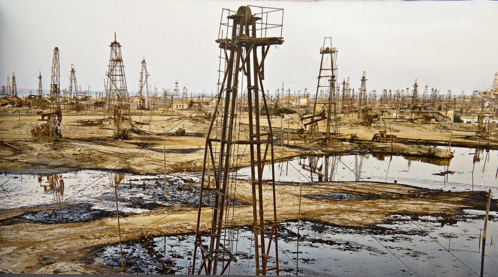 Экологические проблемы нефтяной и газовой промышленности. Заброшенные нефтяные месторождения. Нефтяная скважина. Заброшенные нефтяные скважины. Нефть и экология.