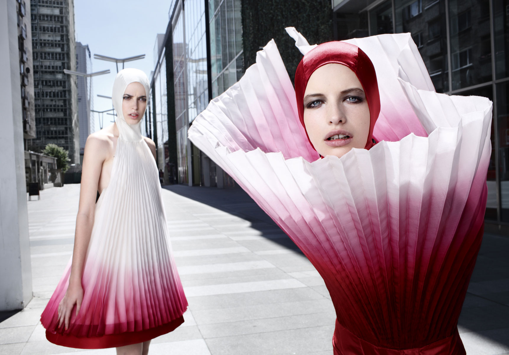 Моды чтобы можно было видеть. Ирис Ван Херпен модельер. Необычные костюмы. Необычные платья. Необычная мода.